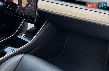 Седан Tesla Model 3 2019 в Львові
