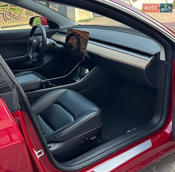 Седан Tesla Model 3 2019 в Львові