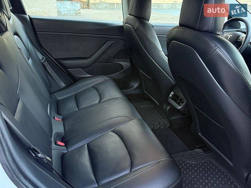 Седан Tesla Model 3 2021 в Луцке