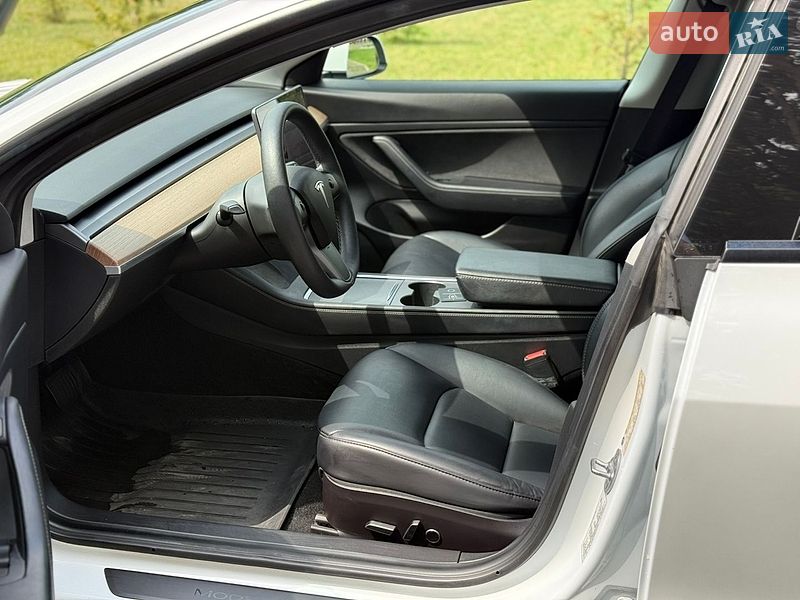 Седан Tesla Model 3 2021 в Луцке