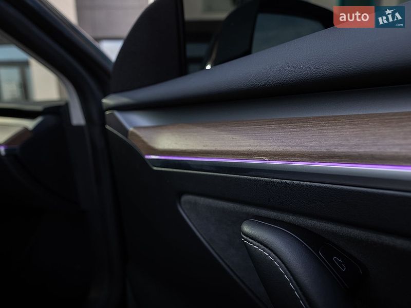 Седан Tesla Model 3 2023 в Львові