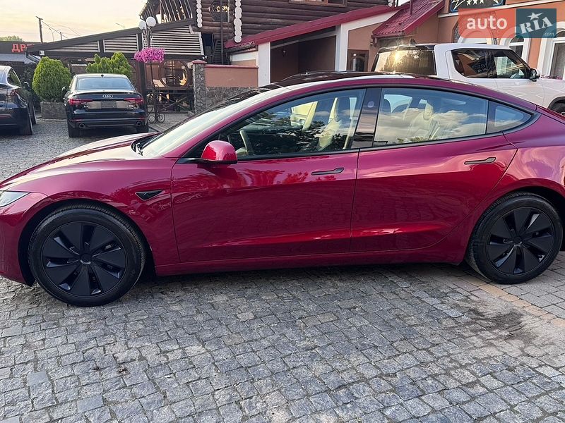 Седан Tesla Model 3 2025 в Львове
