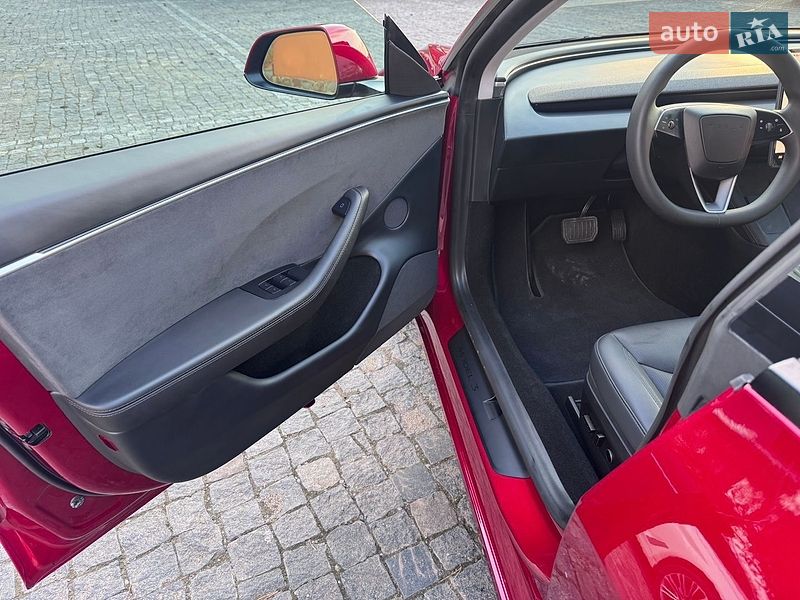Седан Tesla Model 3 2025 в Львове