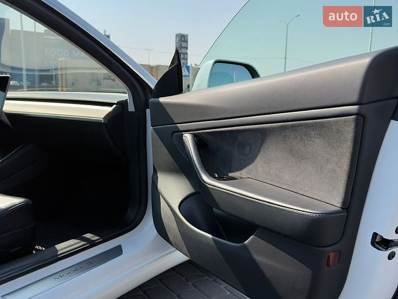 Седан Tesla Model 3 2019 в Киеве
