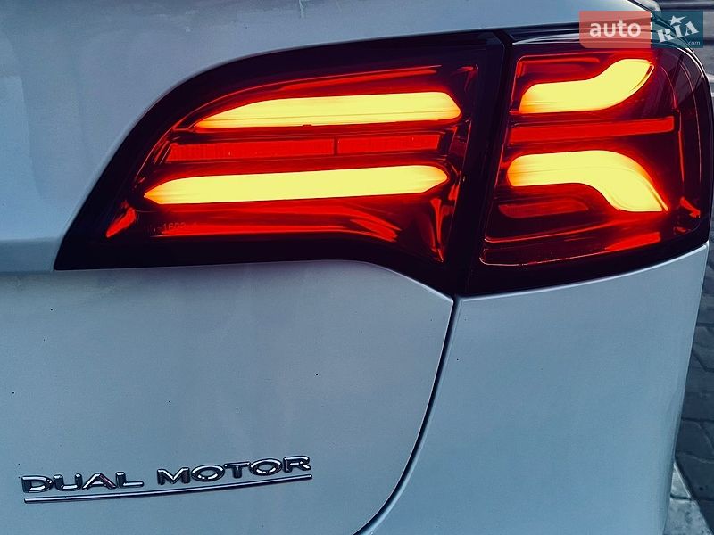 Седан Tesla Model 3 2021 в Киеве