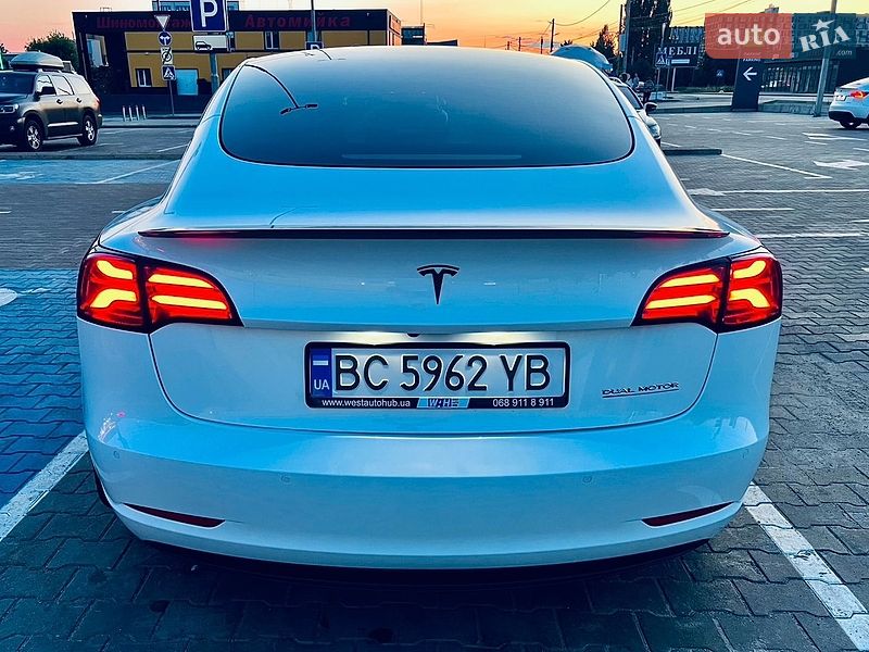 Седан Tesla Model 3 2021 в Киеве