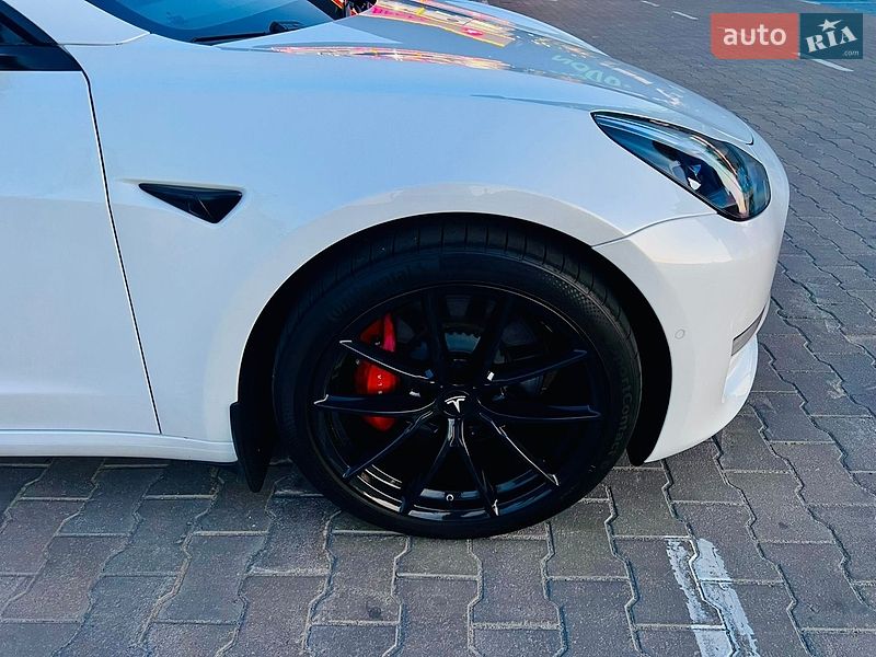 Седан Tesla Model 3 2021 в Киеве