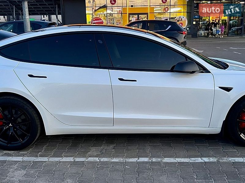Седан Tesla Model 3 2021 в Киеве