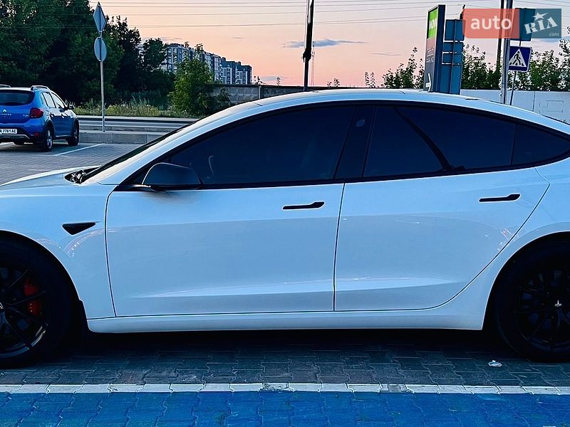 Седан Tesla Model 3 2021 в Киеве