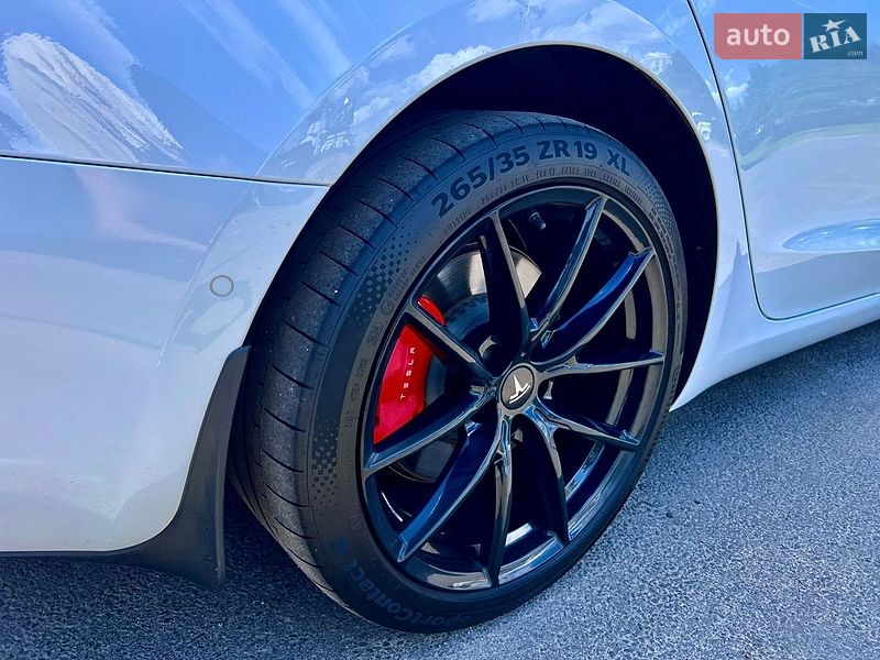 Седан Tesla Model 3 2021 в Киеве