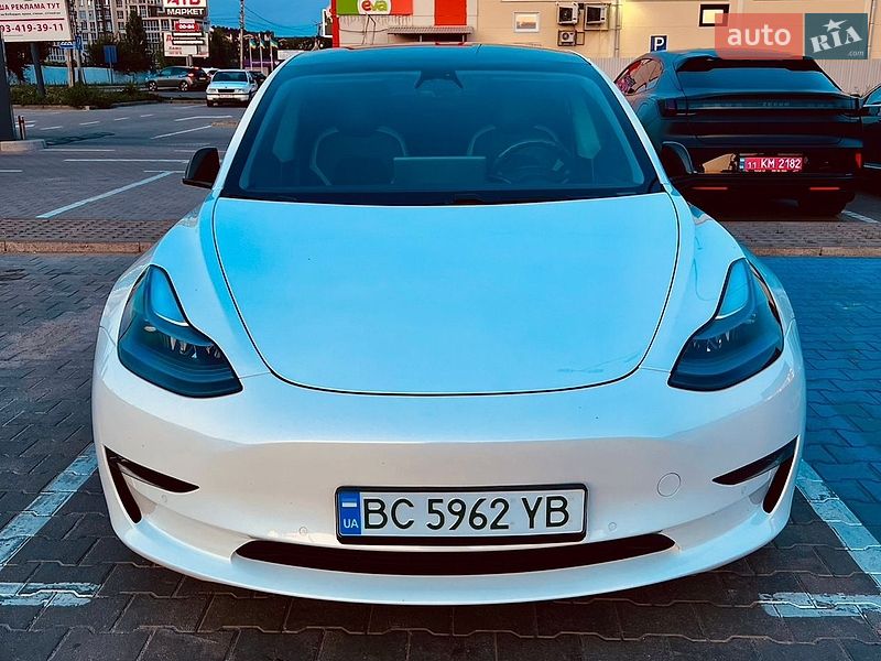 Седан Tesla Model 3 2021 в Киеве