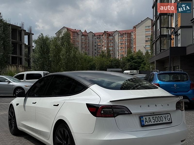 Седан Tesla Model 3 2021 в Киеве