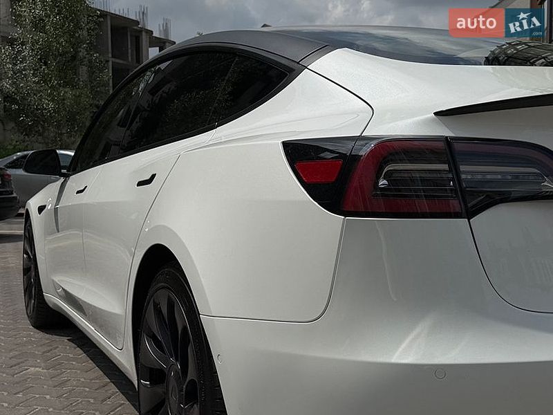 Седан Tesla Model 3 2021 в Киеве