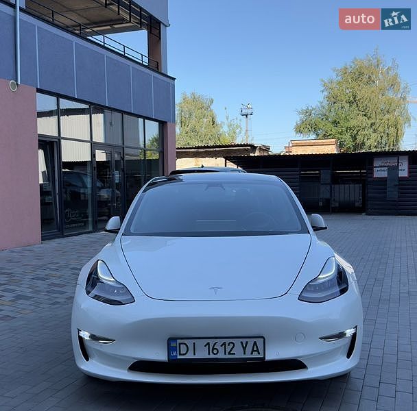 Седан Tesla Model 3 2021 в Луцке