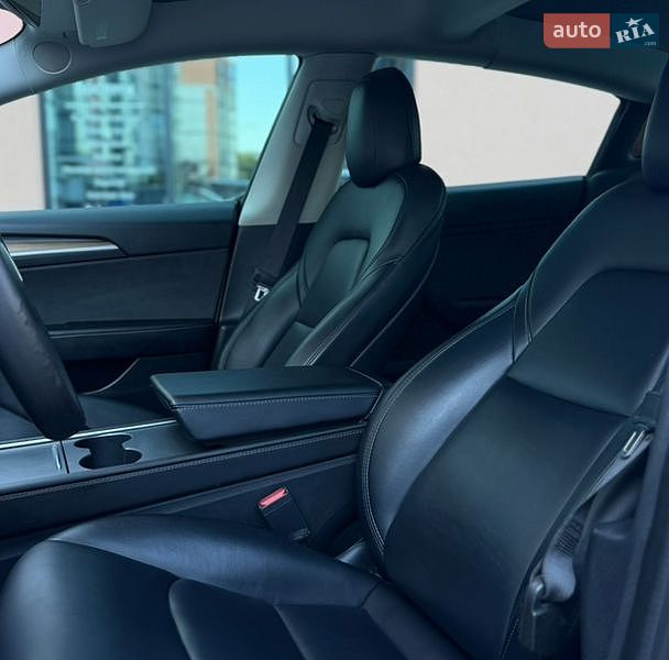 Седан Tesla Model 3 2021 в Луцке