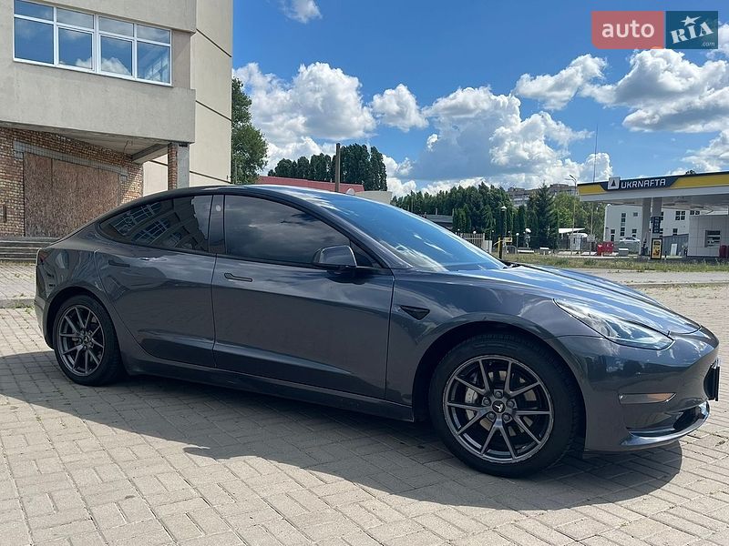 Седан Tesla Model 3 2022 в Черкасах
