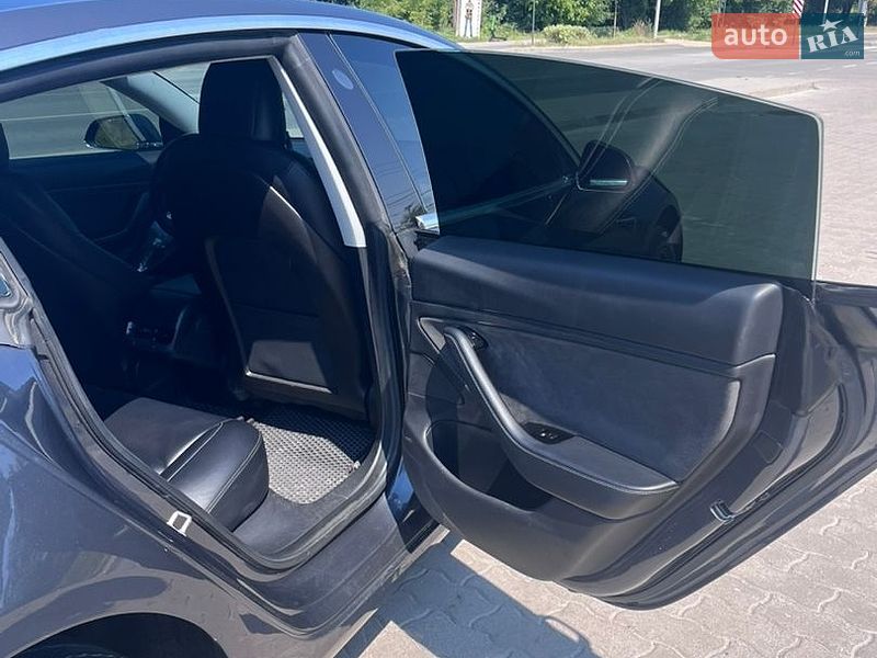 Седан Tesla Model 3 2019 в Львові