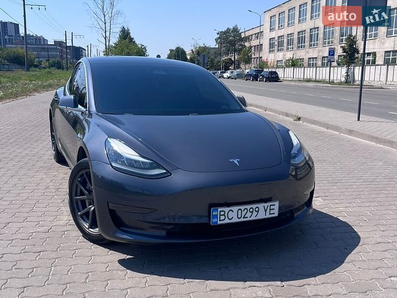 Седан Tesla Model 3 2019 в Львові