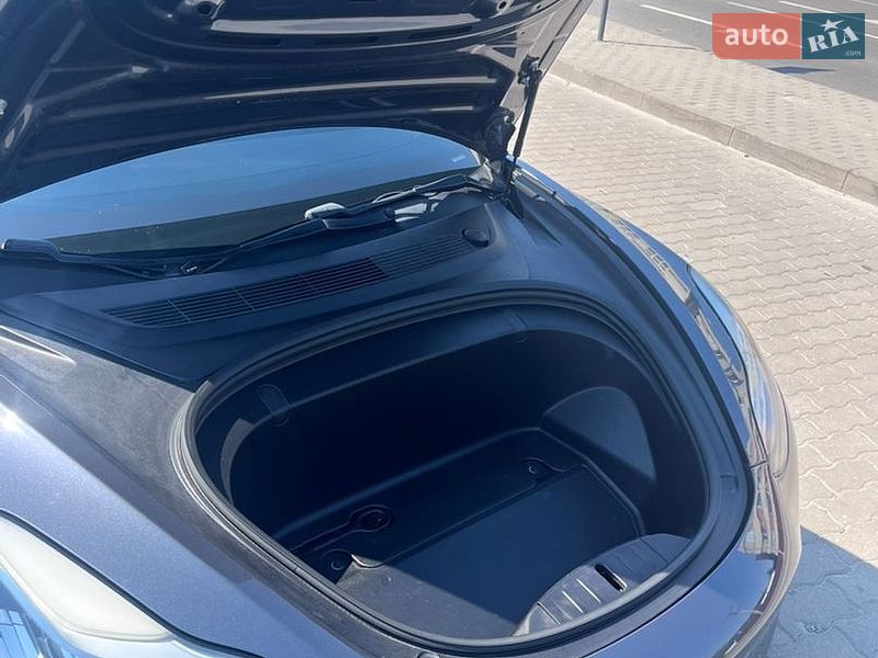 Седан Tesla Model 3 2019 в Львові