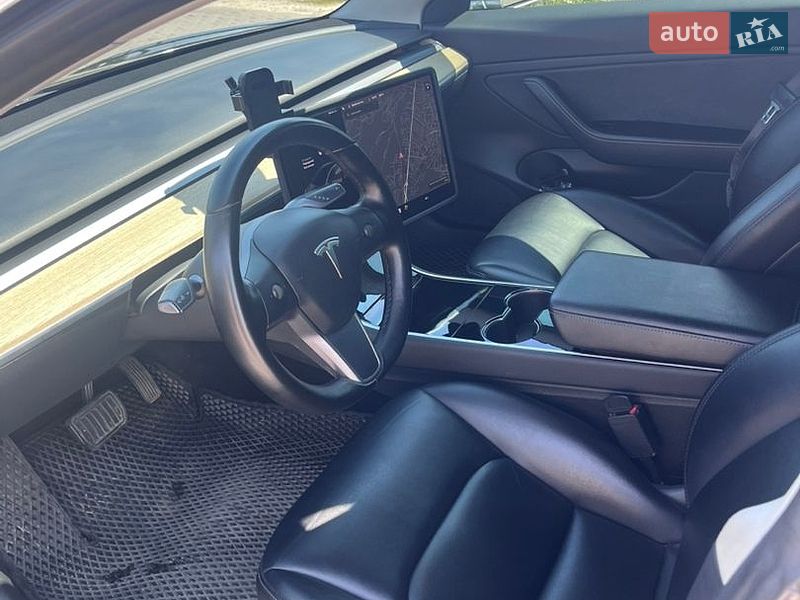 Седан Tesla Model 3 2019 в Львові
