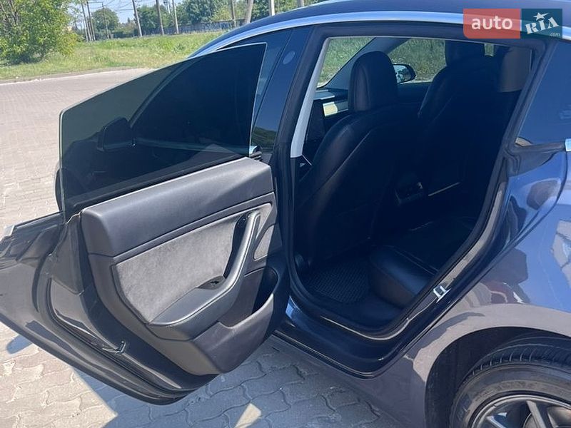 Седан Tesla Model 3 2019 в Львові