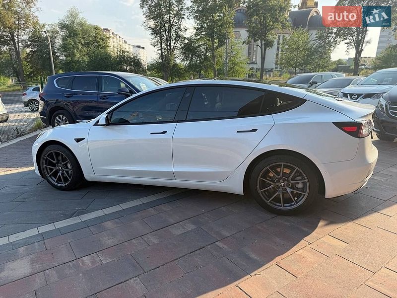 Седан Tesla Model 3 2021 в Івано-Франківську