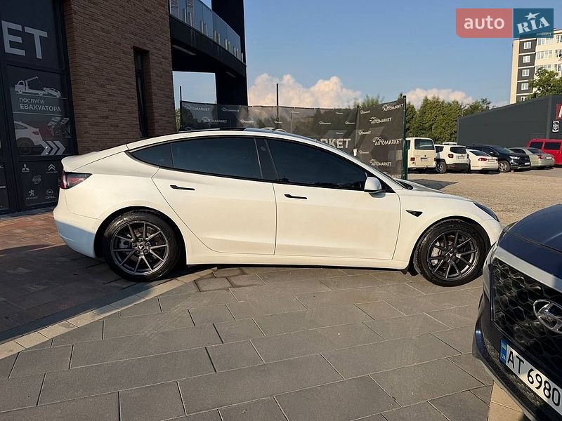 Седан Tesla Model 3 2021 в Івано-Франківську