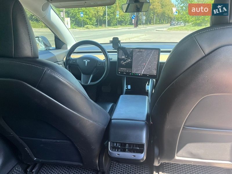 Седан Tesla Model 3 2019 в Львові