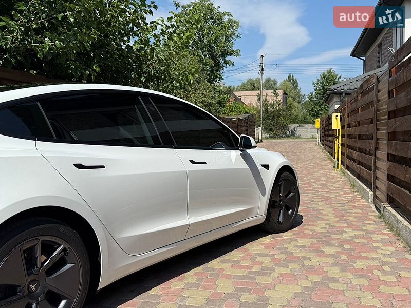 Седан Tesla Model 3 2023 в Києві