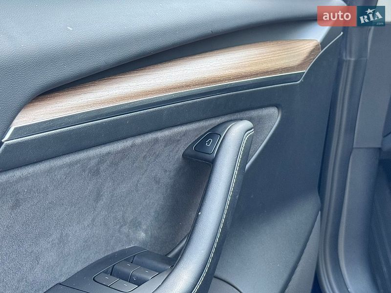 Седан Tesla Model 3 2023 в Нетешине