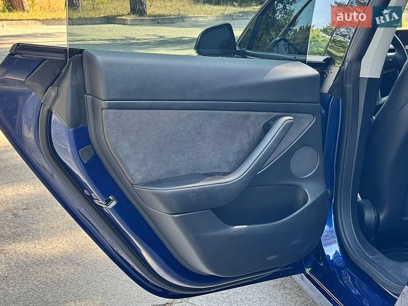 Седан Tesla Model 3 2023 в Нетешине