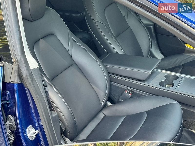 Седан Tesla Model 3 2023 в Нетешине