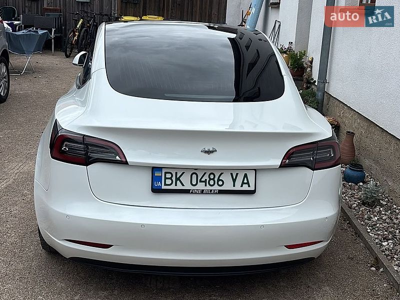 Седан Tesla Model 3 2018 в Сарнах