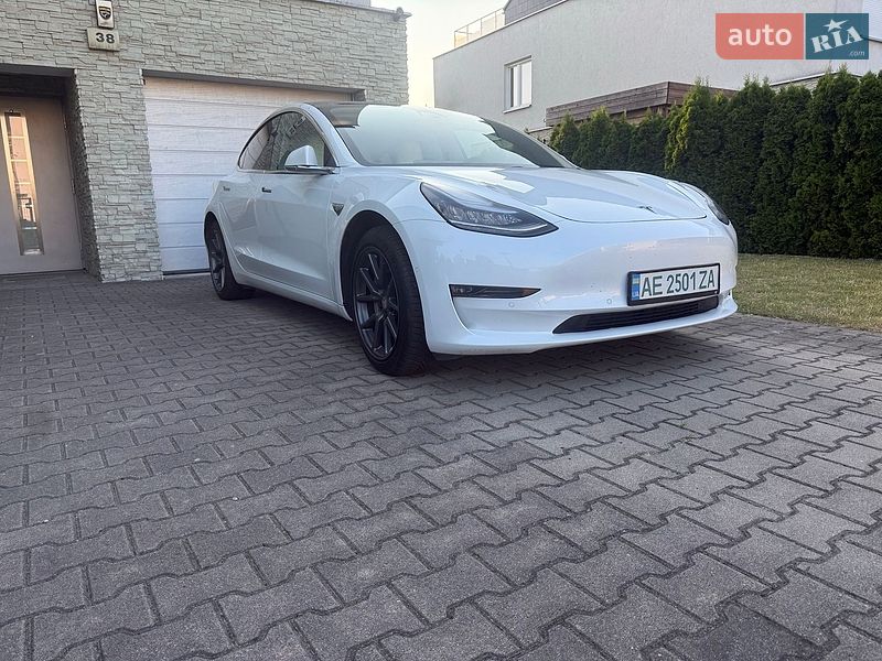 Седан Tesla Model 3 2019 в Ужгороде