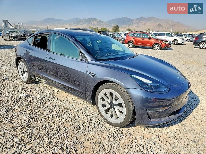 Седан Tesla Model 3 2023 в Львове