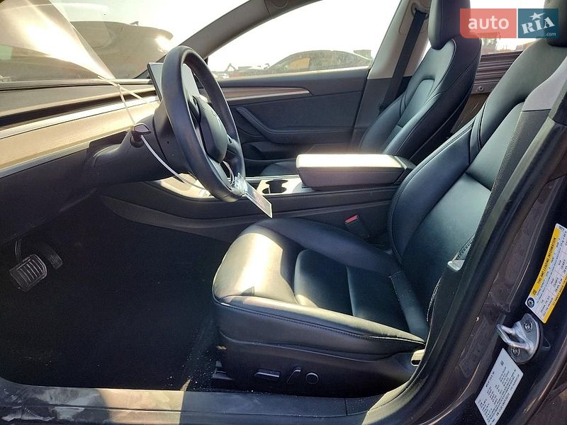 Седан Tesla Model 3 2023 в Львове