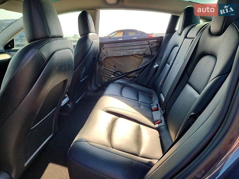 Седан Tesla Model 3 2023 в Львове