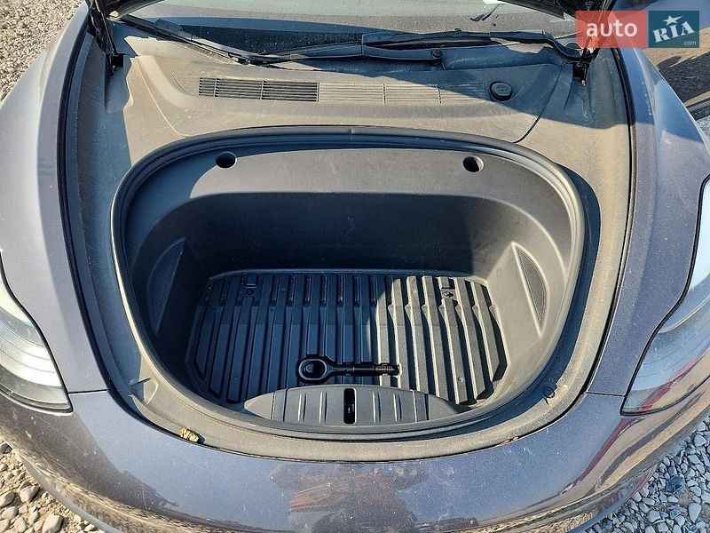 Седан Tesla Model 3 2023 в Львове
