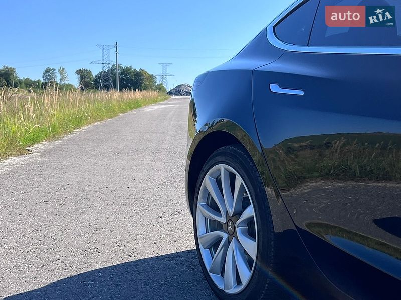 Седан Tesla Model 3 2020 в Дрогобыче