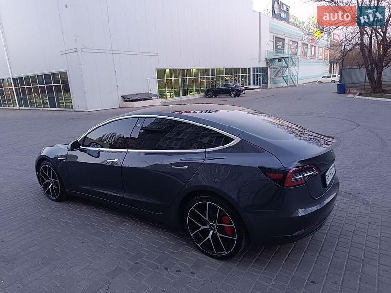 Седан Tesla Model 3 2018 в Рівному