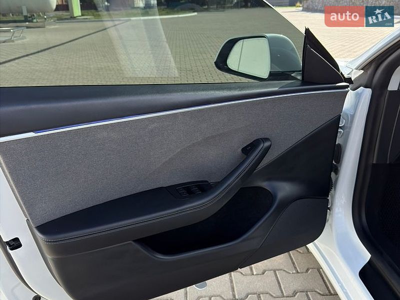 Седан Tesla Model 3 2024 в Виннице