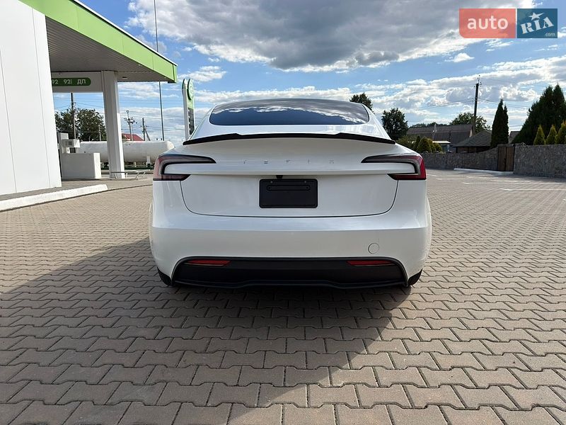 Седан Tesla Model 3 2024 в Виннице