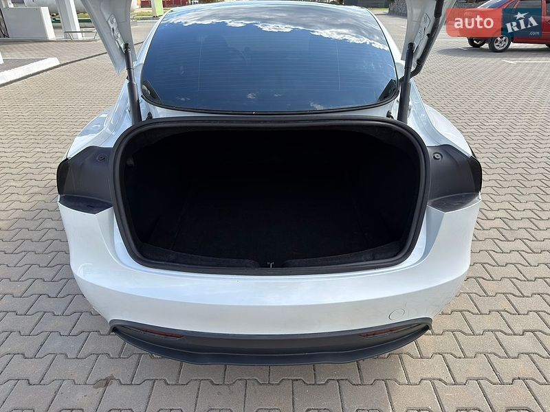 Седан Tesla Model 3 2024 в Виннице