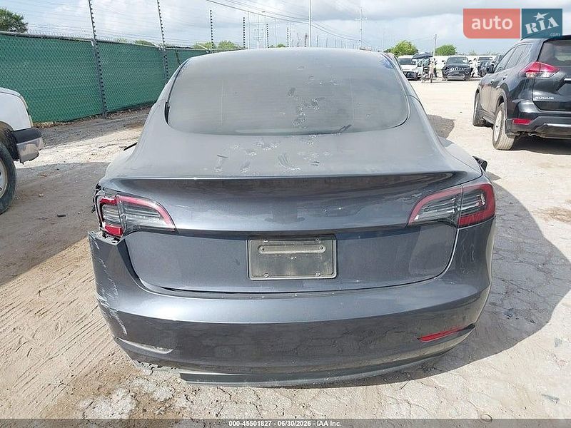 Седан Tesla Model 3 2023 в Новояворівську