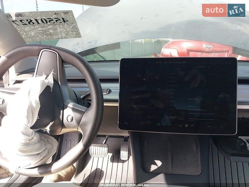 Седан Tesla Model 3 2023 в Новояворівську