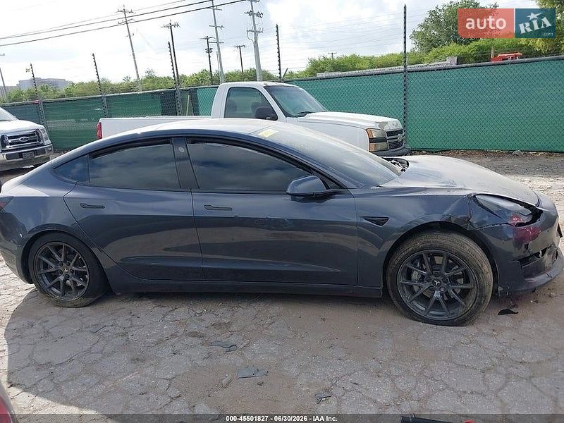 Седан Tesla Model 3 2023 в Новояворівську