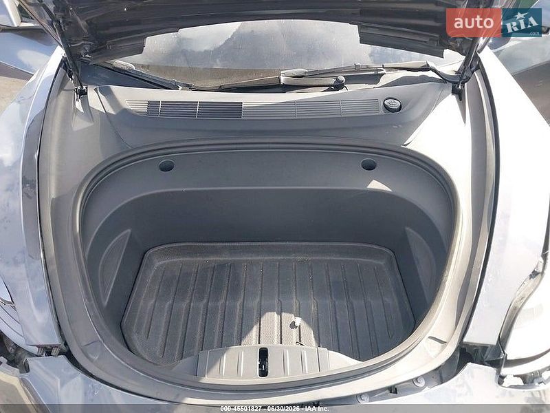 Седан Tesla Model 3 2023 в Новояворівську