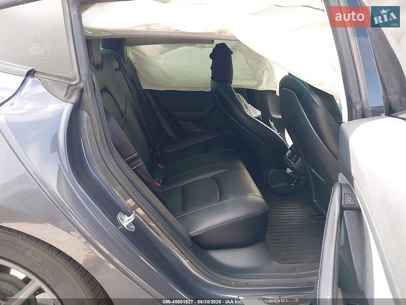 Седан Tesla Model 3 2023 в Новояворівську