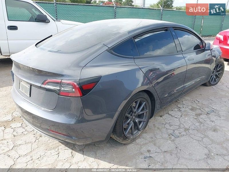 Седан Tesla Model 3 2023 в Новояворівську