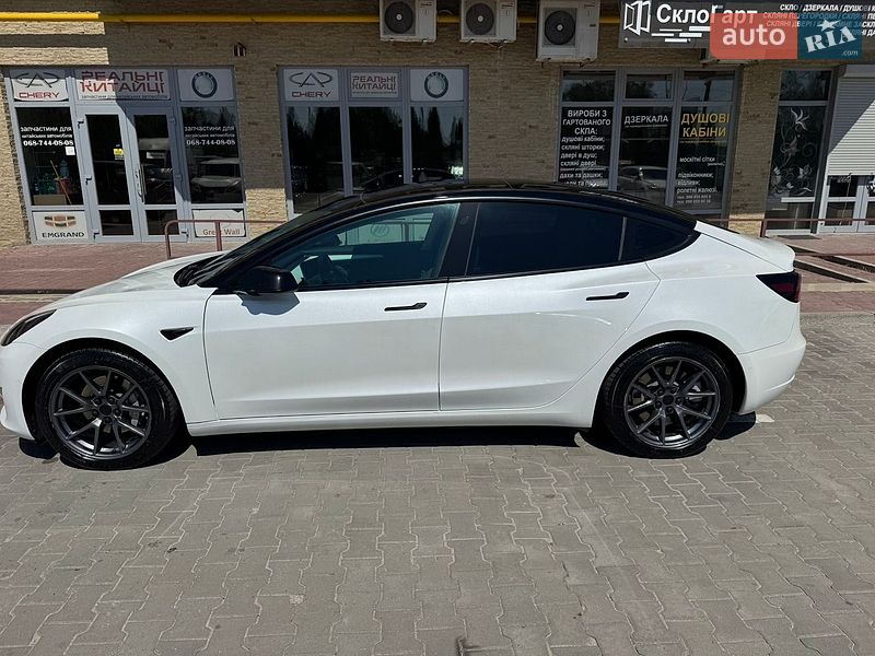Седан Tesla Model 3 2022 в Тернополі